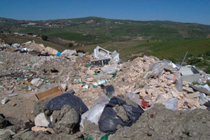 discarica illegale di rifiuti in sicilia: una delle attività preferite dall' ecomafia